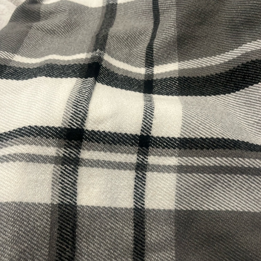 JCrew Scarf/Wrap - white & Black Buffalo Plaid - Pockets!!! NWT 🥰